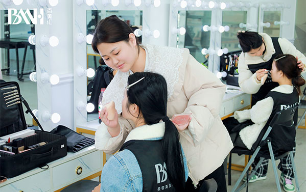 行业资讯 | 化妆师在职业发展中需要注意什么？