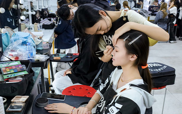 想吃化妆师这碗饭？别再羡慕别人了