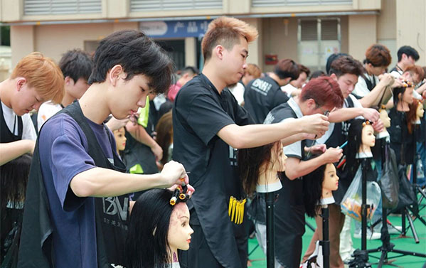 美发卷杠技法：准备工具、分区