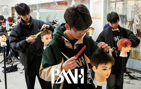 短碎发裁剪的手法