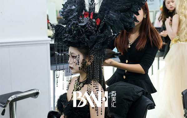 选化妆学校记住这6点,轻松学化妆不踩坑